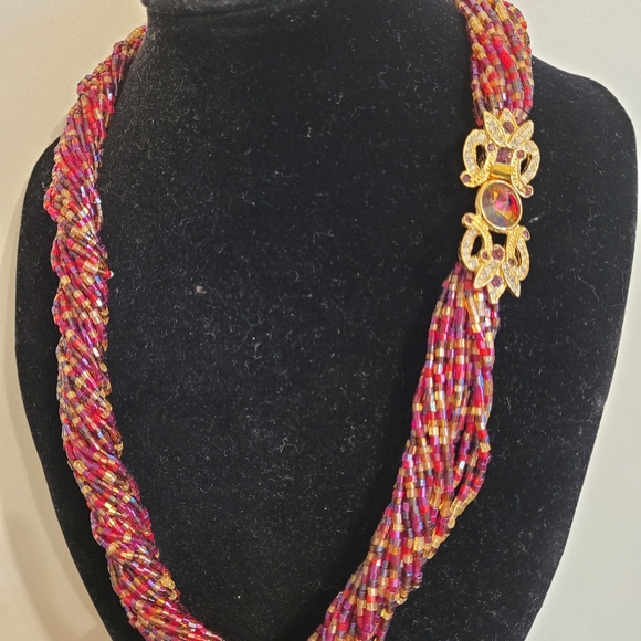 Beaded necklace with gold broach - Picture 5 of 8